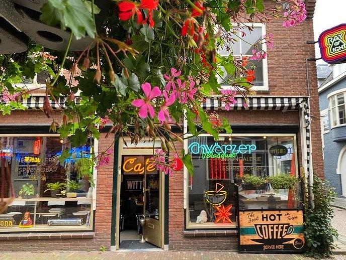 Vooraanzicht bij ray of light met neon verlichting bij het raam